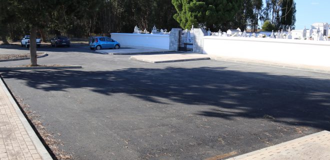 (Português) Remodelação do espaço exterior do cemitério de Canhestros